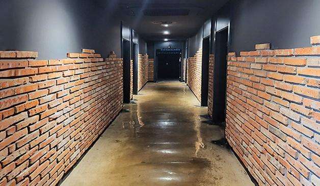 세종 보람동 킹스맨 스웨디시 벽돌이 보이는 복도 실제 샵사진