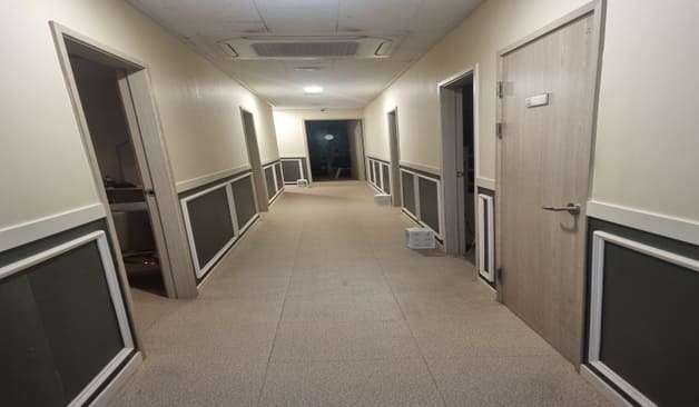 광주 쌍촌동 라운드 테라피 관리실 입구가 보이는 복도 실제 샵사진