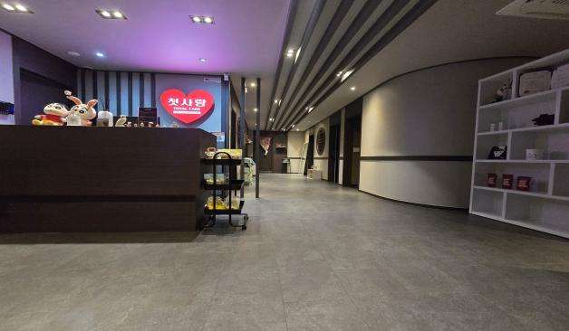 수원 권선동 첫사랑테라피 넓고 고급진 느낌의 카운터 실제 샵사진