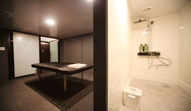 수원 금곡동 219테라피 관리실 실제 샵사진과 샤워실 실제 샵사진