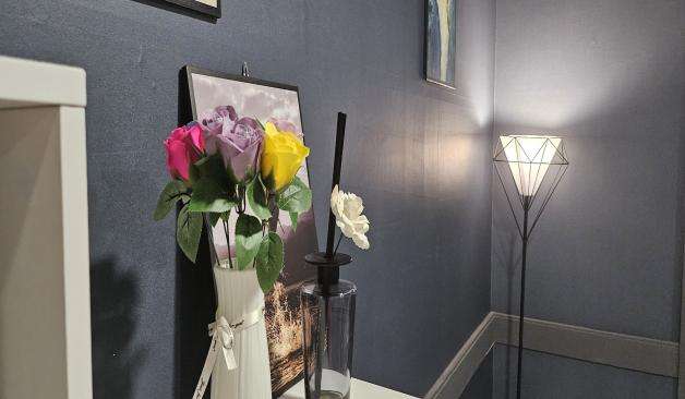 남양주 호평동 제니스 테라피  벽면 꽃과 조명의 콜라보레이션 실사진