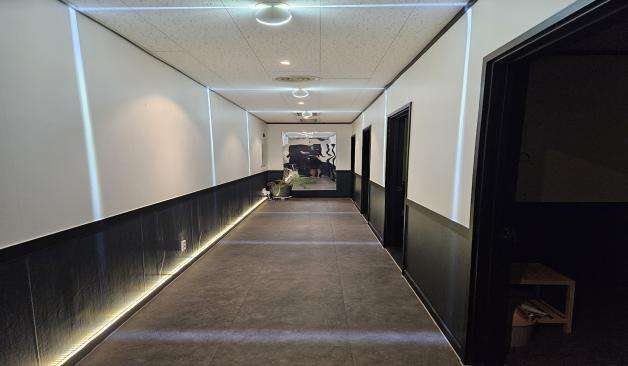 시흥 배곧 조은테라피 - 조명으로 더욱 화려한 복도