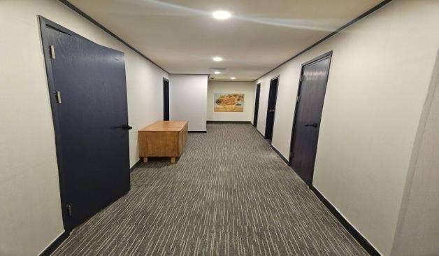 대구 수성구 두산동 디올테라피 파란문이 인상적인 복도 샵사진