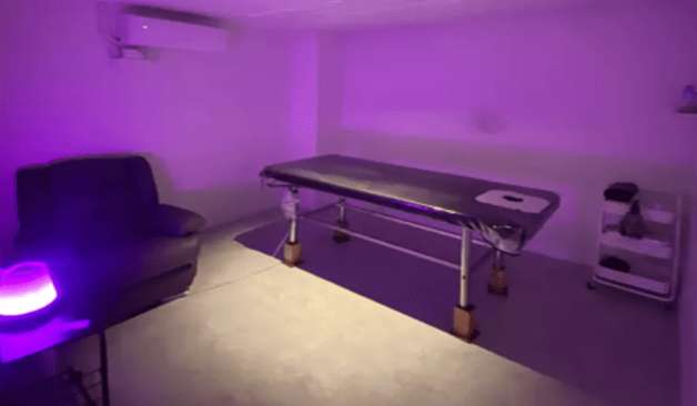 마포 도화동 루멘테라피 은은한 보라색 조명의 1인 관리룸 실사진