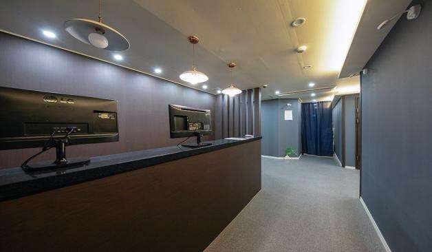 대구 상인동 톰브라운 스웨디시  대기 접수실 카운터 측면 모습 사진