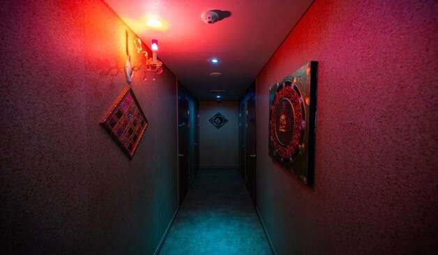 부천 중동 세라픽스웨디시 붉은 조명이 있는 복도 실제 샵사진